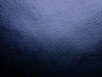 海の中からでもわかるほどの雨